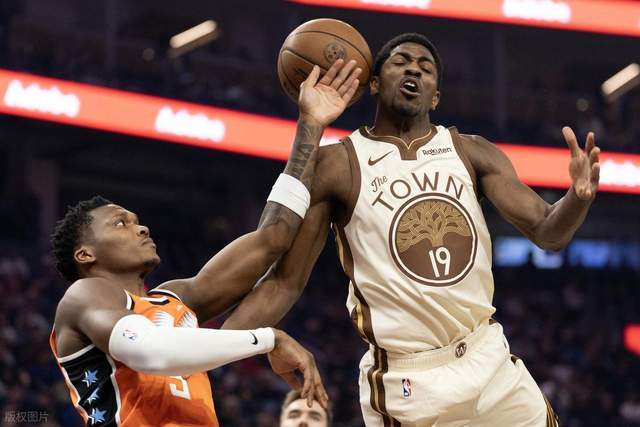 爱游戏官方网站-大崩盘！快船14分落后残阵勇士：加兰首秀3失误，伦纳德苦撑